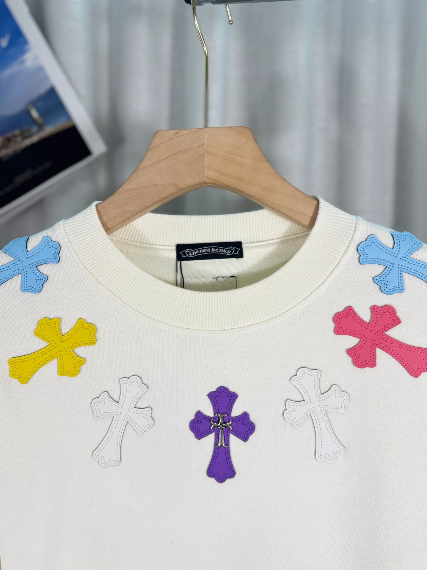 P260 top version, real shot without P, ​​different from market currency) 𝗖𝗵𝗿𝗼𝗺𝗲 𝗛𝗲𝗮𝗿𝘁𝘀/Cro Heart 2025 washed patch embroidery autumn and winter new original single counter American laser burnt 3D three-dimensional color embroidered couple casual sweatshirt 👑The highest version! Customized fabric 420g tripe terry fabric! American acid-washed and distressed original fabric laser burnt ✟appliqué embroidery and exquisite embroidery of letters! The best-selling model in the counter, very comfortable to wear. Accessories: original molded and authenticated collar label➕100% silk wash label. Genuine purchase-grade original hangtag➕matching hanging rope➕3D hanging beads➕original packaging bag. Craftsmanship: The original version has consistent wiring! The highest version of the armhole matching technique! Color: White Black Size: S M L XL Style No.: 9313